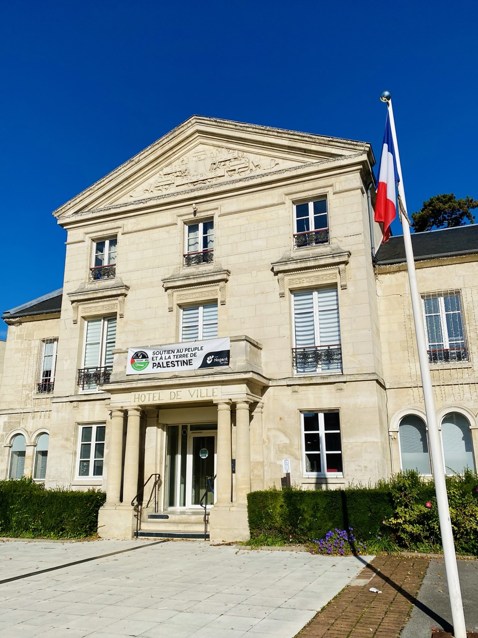 Banderole avant le 22 sept