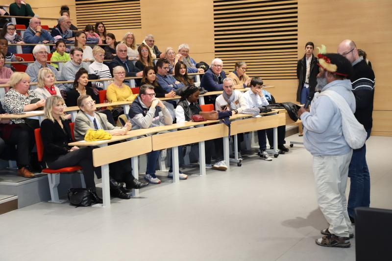 Projection-film-documentaire-et-debat-avec-chef-papou-Mundiya-Kepanga3011-23IMG1250resultat