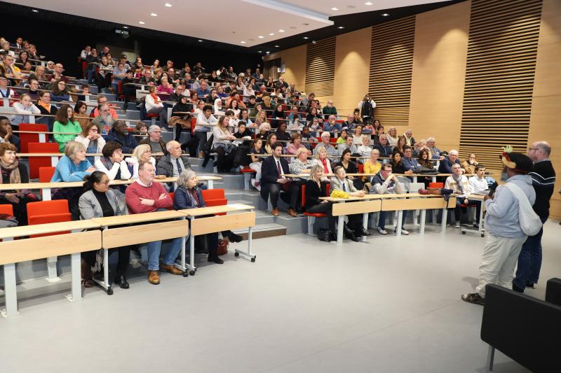 Projection-film-documentaire-et-debat-avec-chef-papou-Mundiya-Kepanga3011-23IMG1251resultat