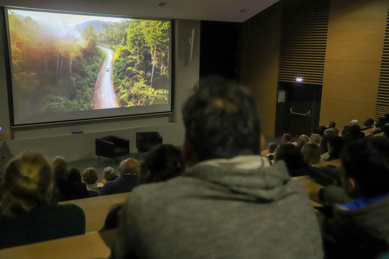 Projection-film-documentaire-et-debat-avec-chef-papou-Mundiya-Kepanga3011-23IMG1262resultat