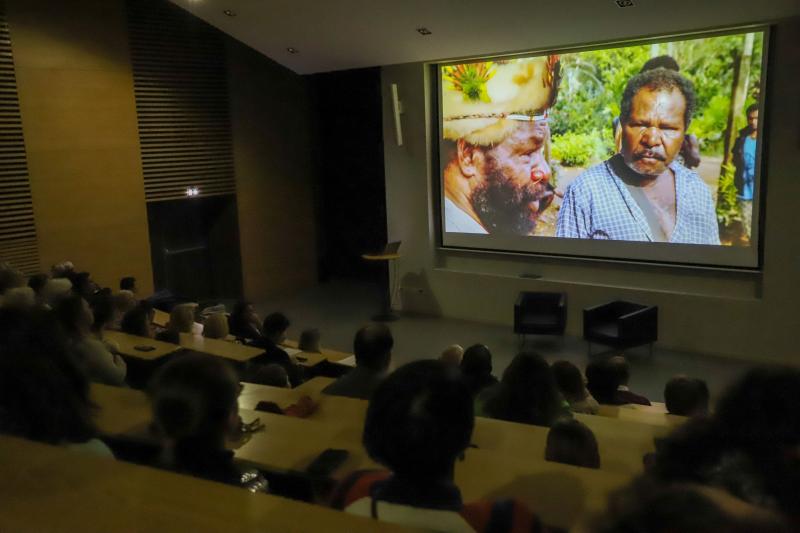 Projection-film-documentaire-et-debat-avec-chef-papou-Mundiya-Kepanga3011-23IMG1264resultat