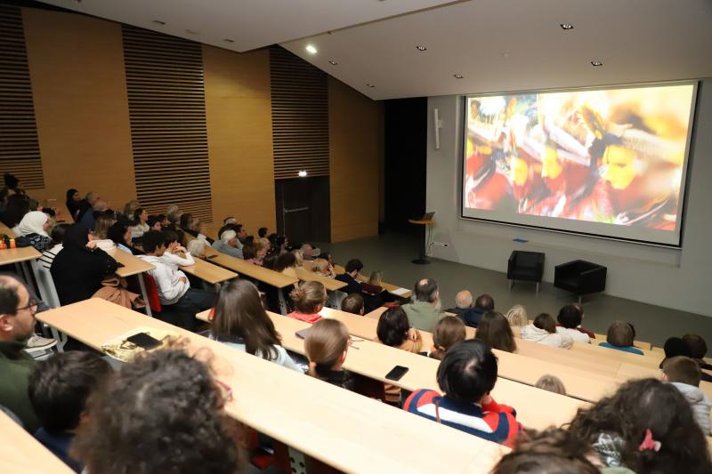 Projection-film-documentaire-et-debat-avec-chef-papou-Mundiya-Kepanga3011-23IMG1288resultat