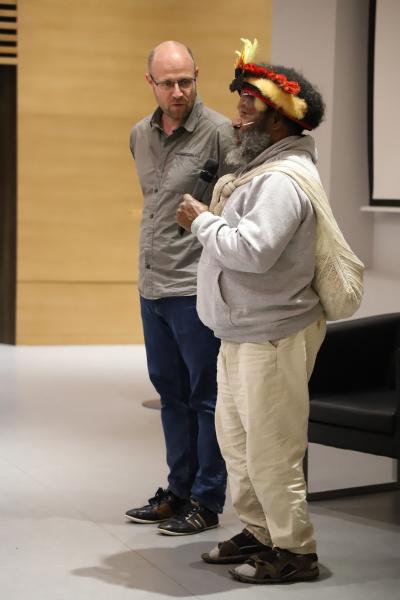 Projection-film-documentaire-et-debat-avec-chef-papou-Mundiya-Kepanga3011-23IMG1294resultat