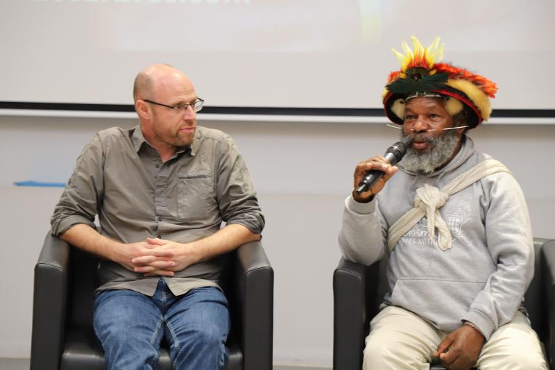 Projection-film-documentaire-et-debat-avec-chef-papou-Mundiya-Kepanga3011-23IMG1297resultat
