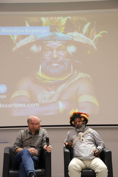 Projection-film-documentaire-et-debat-avec-chef-papou-Mundiya-Kepanga3011-23IMG1298resultat