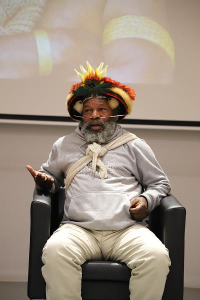 Projection-film-documentaire-et-debat-avec-chef-papou-Mundiya-Kepanga3011-23IMG1299resultat