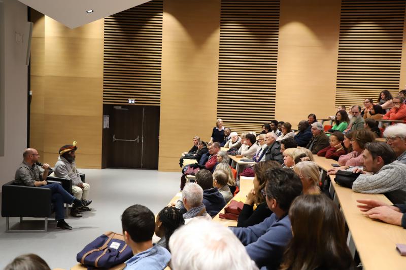 Projection-film-documentaire-et-debat-avec-chef-papou-Mundiya-Kepanga3011-23IMG1304resultat