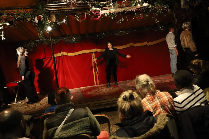 Theatre-le-journal-Cnie-le-fer-a-coudre0902-24-IMG5203resultat